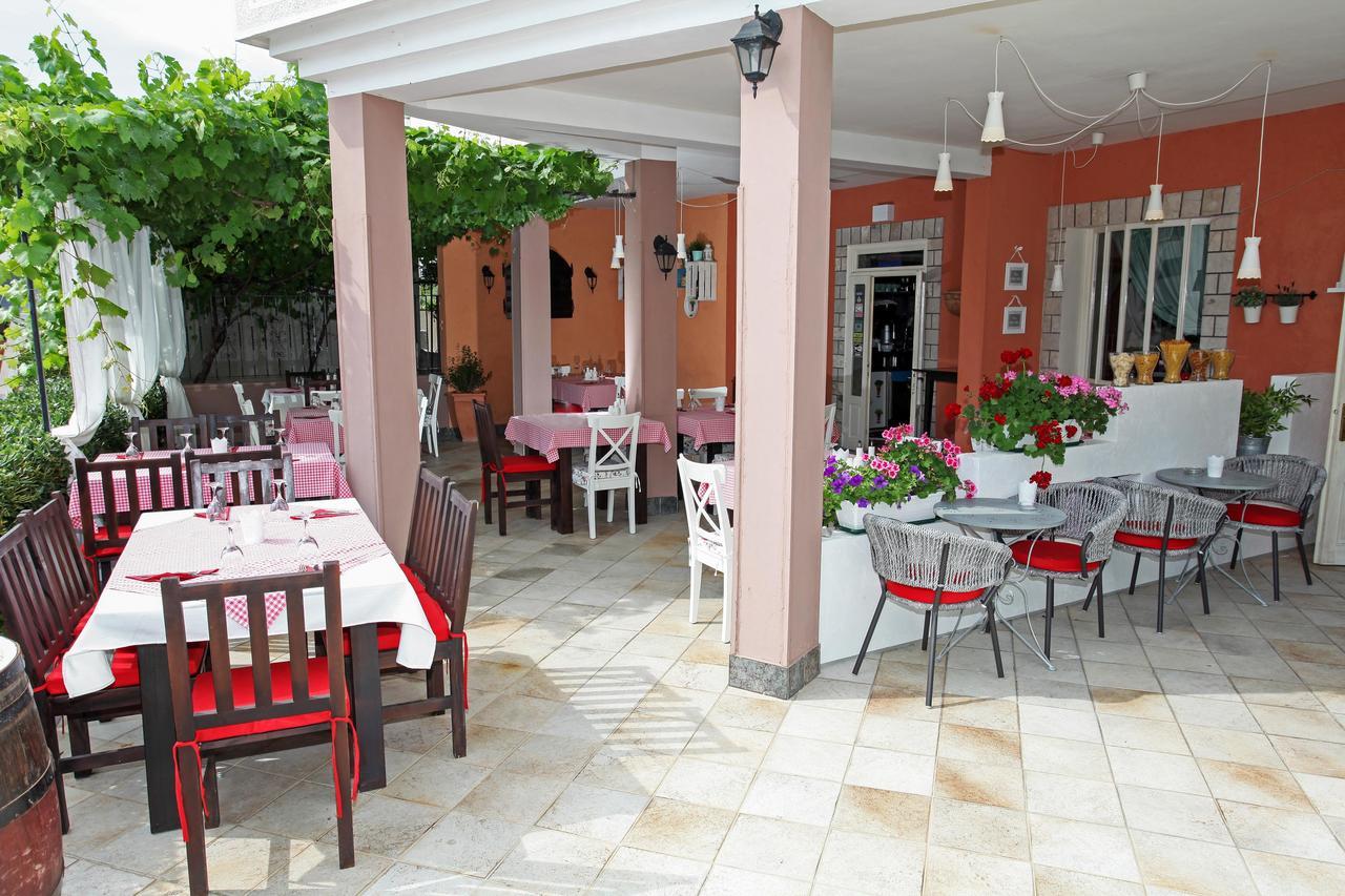 Rooms Villa Padre Паг Екстериор снимка